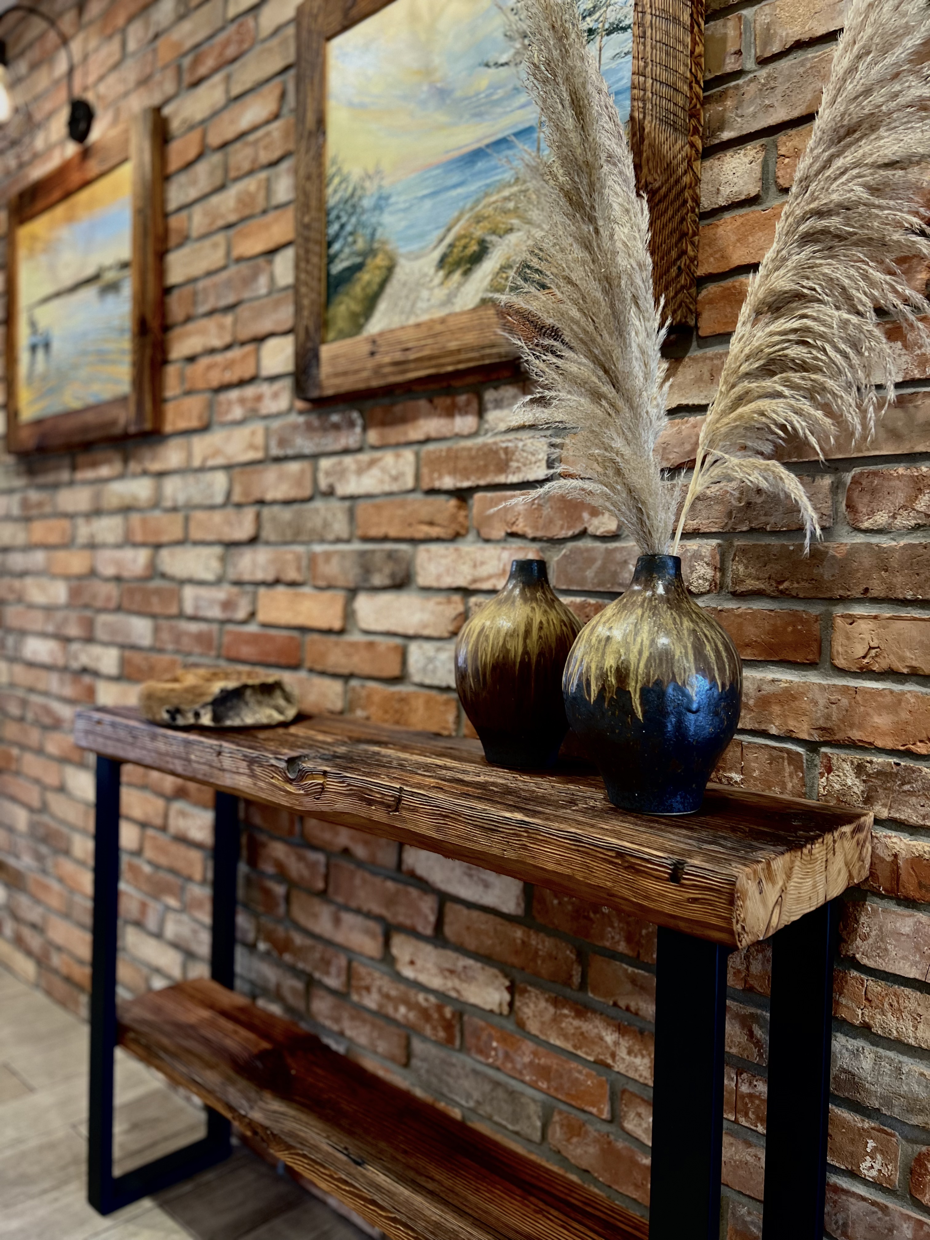 Wnętrze Salt&Wood Apartments — drewno i cegła