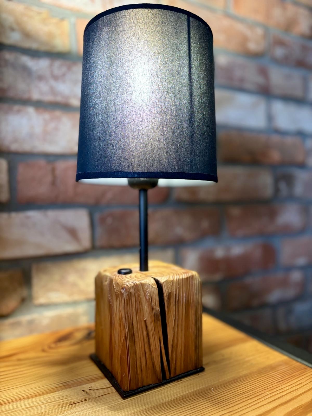 Autorskie lampy z naturalnego drewna